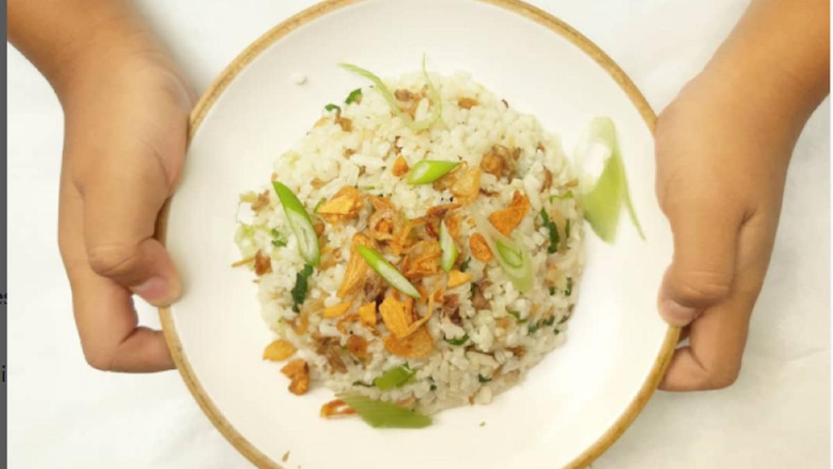 Inilah cara mudah membuat nasi cikur khas Tasikmalaya, Jawa Barat, kuncinya dari daun cikur segar yang dihaluskan, memberi rasa wangi dan pedas alami