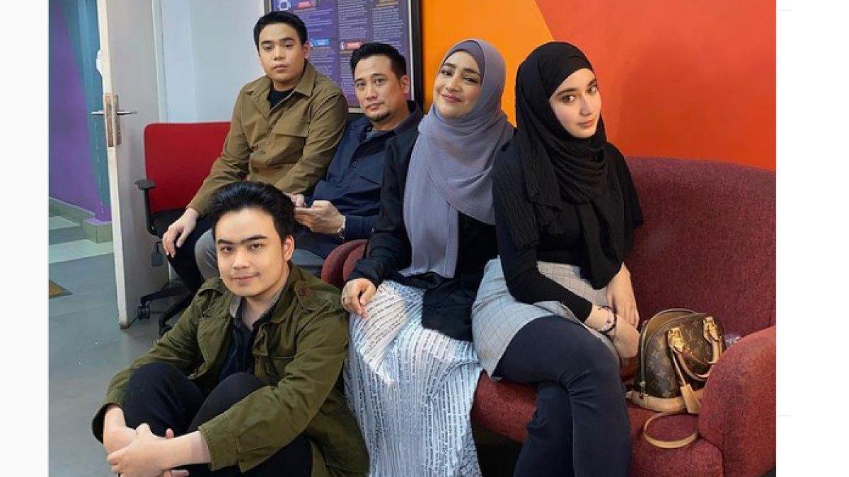 Cindy Fatika bersama Tengku Firmansyah dan ketiga buah hatinya.