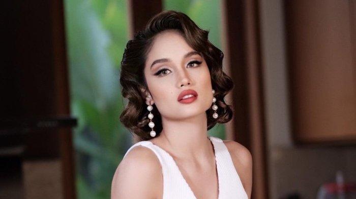 Cinta Laura punya tas seharga Rp100 ribuan