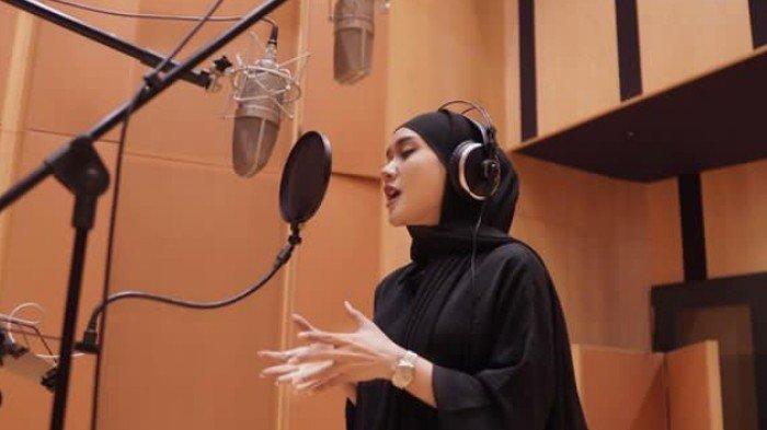 Cita Citata pakai hijab, dipuji makin cantik