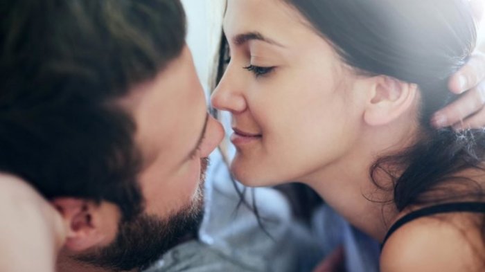 Jika suami berani mencoba beragam variasi ciuman di bibir, tandanya ia punya hasrat yang melimpah saat berhubungan intim.