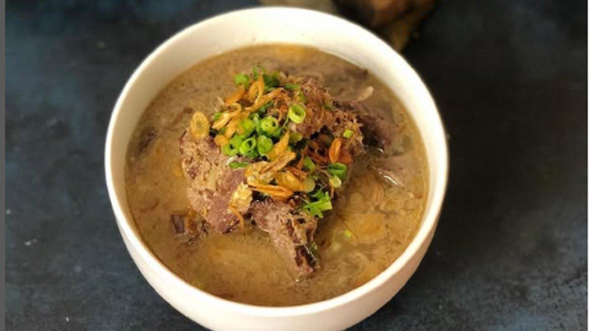 Perhatikan cara mudah membuat Coto Makassar, Khas Sulawesi Selatan, kuncinya harus dimakan dengan Ketupat dan Taoco, jangan lupa bawang goreng