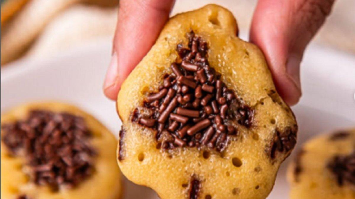 Inilah cara mudah membuat Kue Cubit, khas Betawi, Jakarata, kuncinya jangan terlalu banyak topping, tambahkan vanili, atau cokelat untuk variasi rasa 