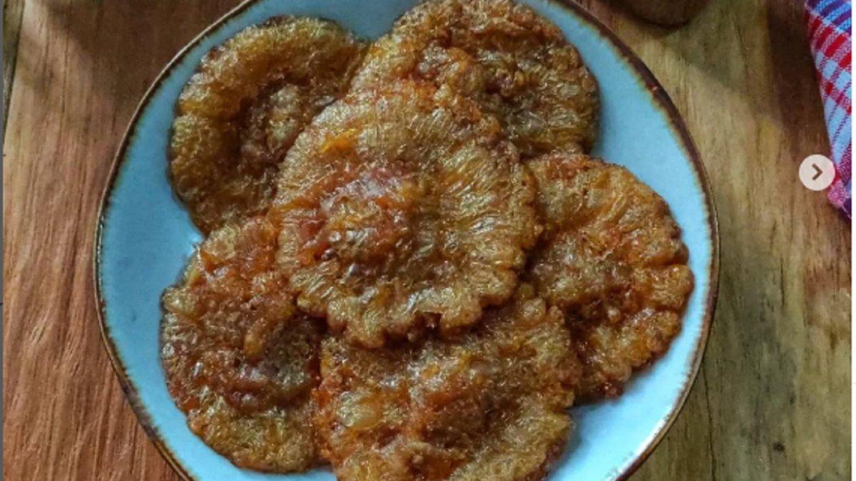 Inilah cara mudah membuat Kue Cucur Khas Mamuju, Sulbar, kuncinya disiram dengan minyak panas, diputar- putar dengan tusuk sate