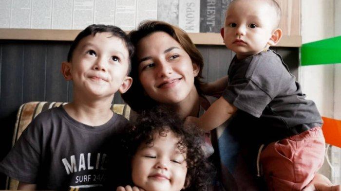 Dahlia Poland melahirkan anak keduanya dibantu bidan