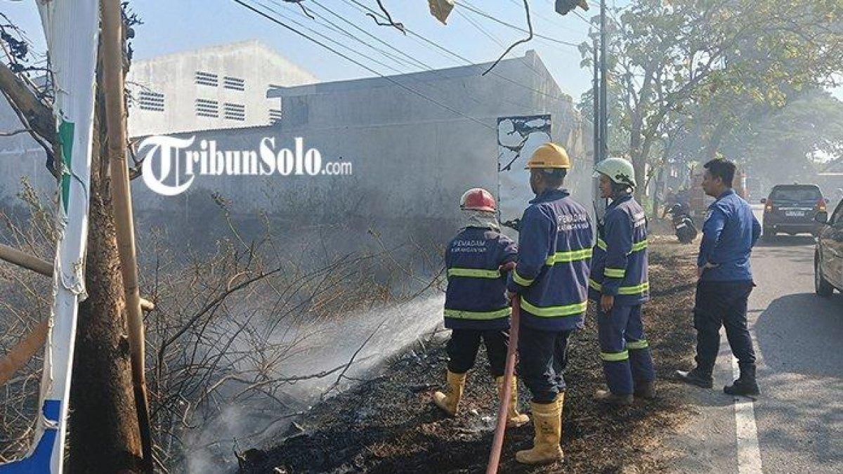 Petugas damkar Karanganyar memadamkan kebakaran yang terjadi di lahan kosong di jalan Adi Soemarmo, Colomadu, Sabtu (29/7/2023) siang.