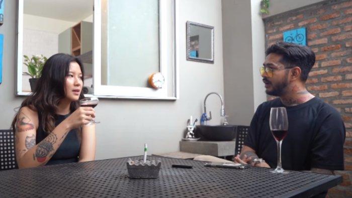 Danilla Riyadi saat mengobrol dengan Onadio Leonardo