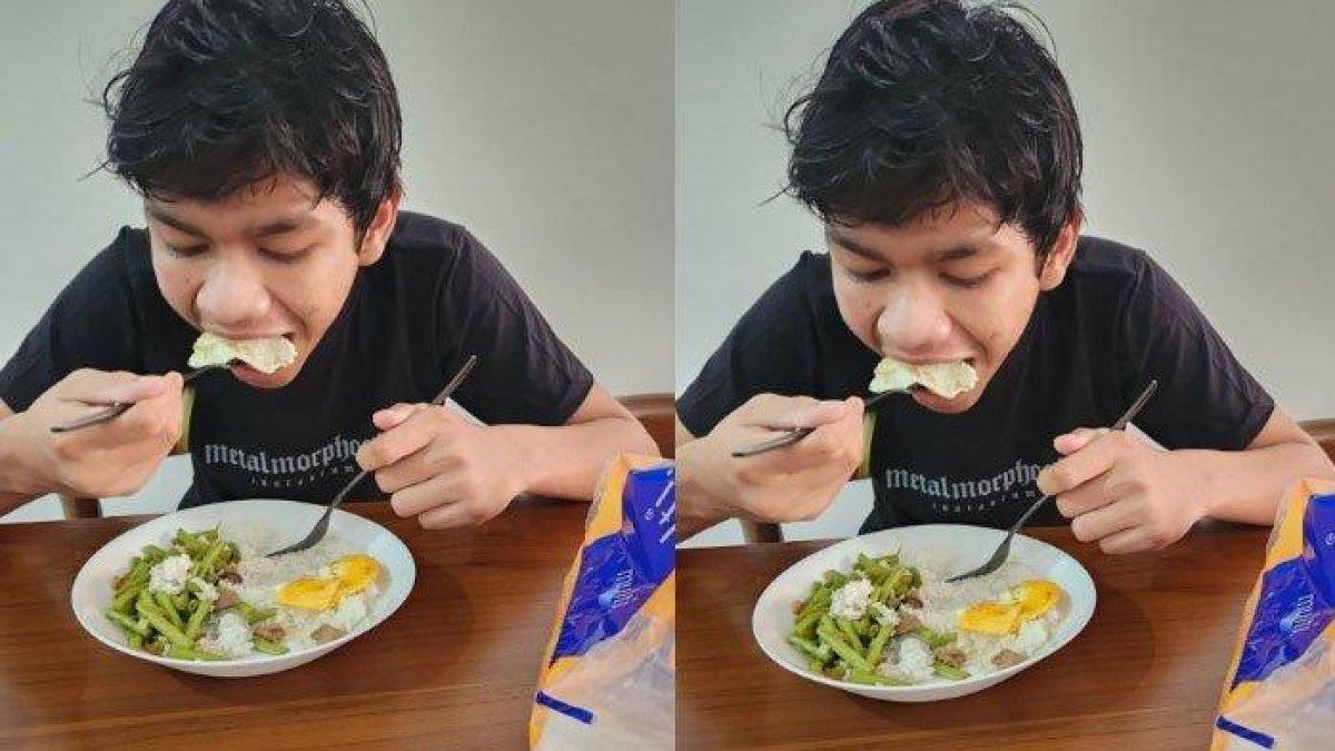 David Ozora sudah bisa makan sendiri.