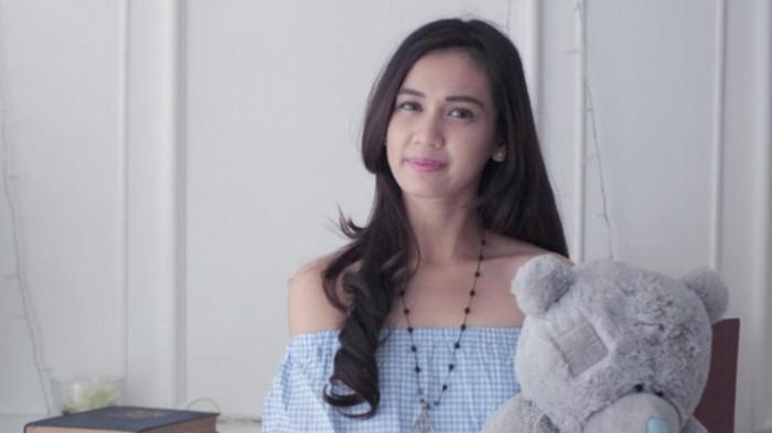 KABAR DEA ANNISA - Kabar terbaru Dea Annisa, dulu nama panggungnya Dea Imut. Kini sudah berusia 29 tahun.