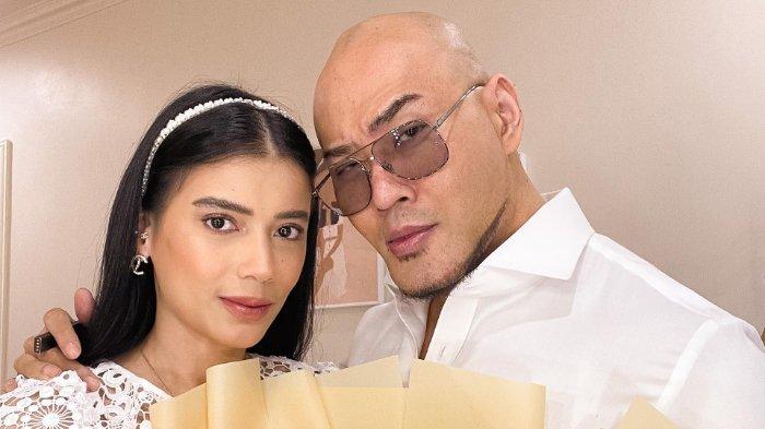 KEHIDUPAN DEDDY CORBUZIER - Deddy Corbuzier menikah dengan Sabrina Chairunnisa.