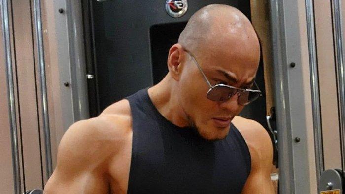 Deddy Corbuzier pernah tidak naik kelas dua kali saat menempuh pendidikan di Sekolah Dasar