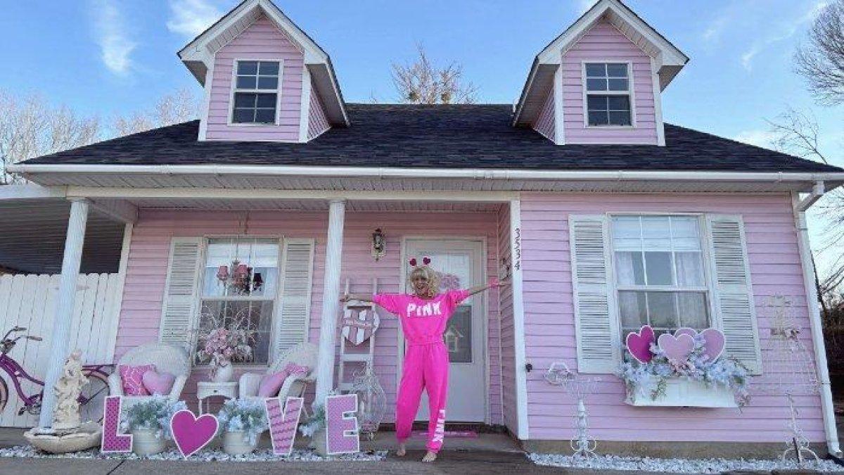 Dena Daniels mendesain rumah Barbie-nya sendiri,