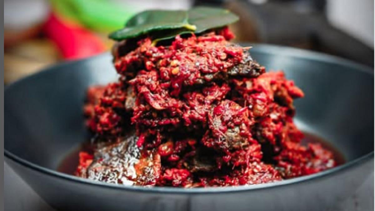 Inilah cara mudah membuat Dendeng Balado khas Padang, Sumatera Barat, kuncinya masak sambal hingga kering, sensasi pedasnya bikin nagih tiap gigitan