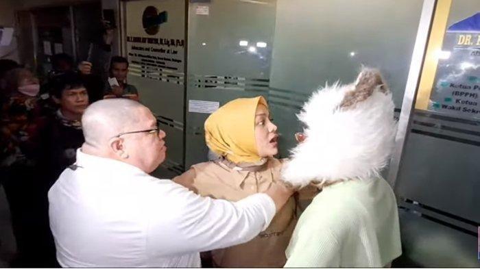 Denise Chariesta ribut dengan istri Razman Nasution.