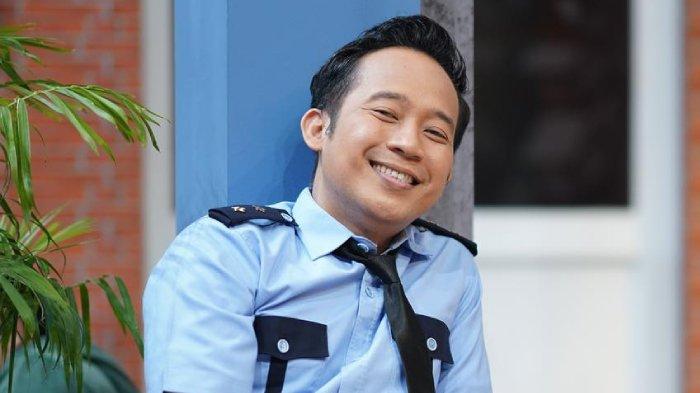 komedian Denny Cagur juga ikut mengunggah gambar berlatar belakang biru dengan menambahkan hastag #KawalPutusanMK.