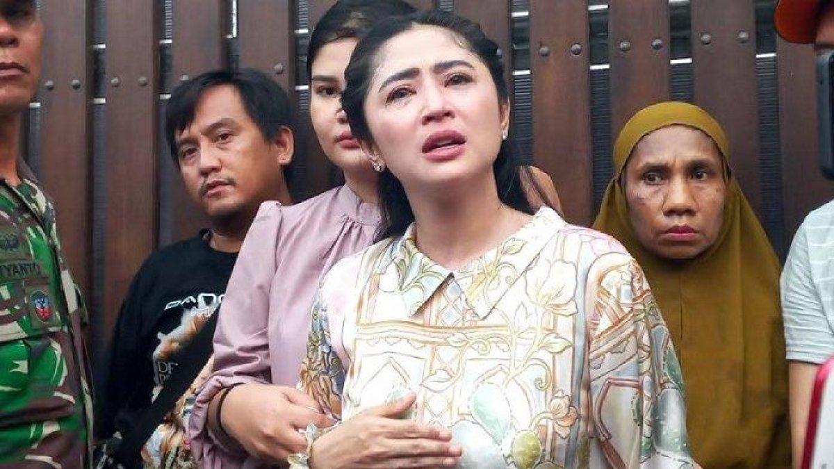 Dewi Perssik di kediamannya usai mediasi, Kamis (29/6/2023).