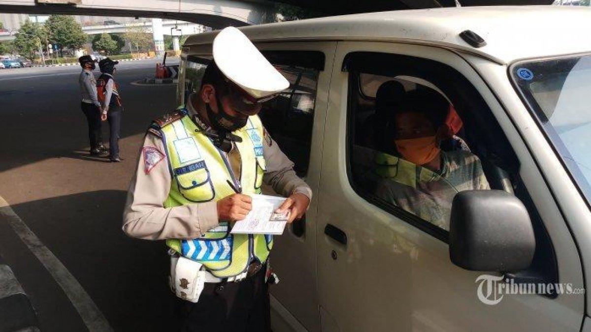 dia ikut berpatroli dengan inspektur lalu lintas yang sebenarnya selama dua bulan