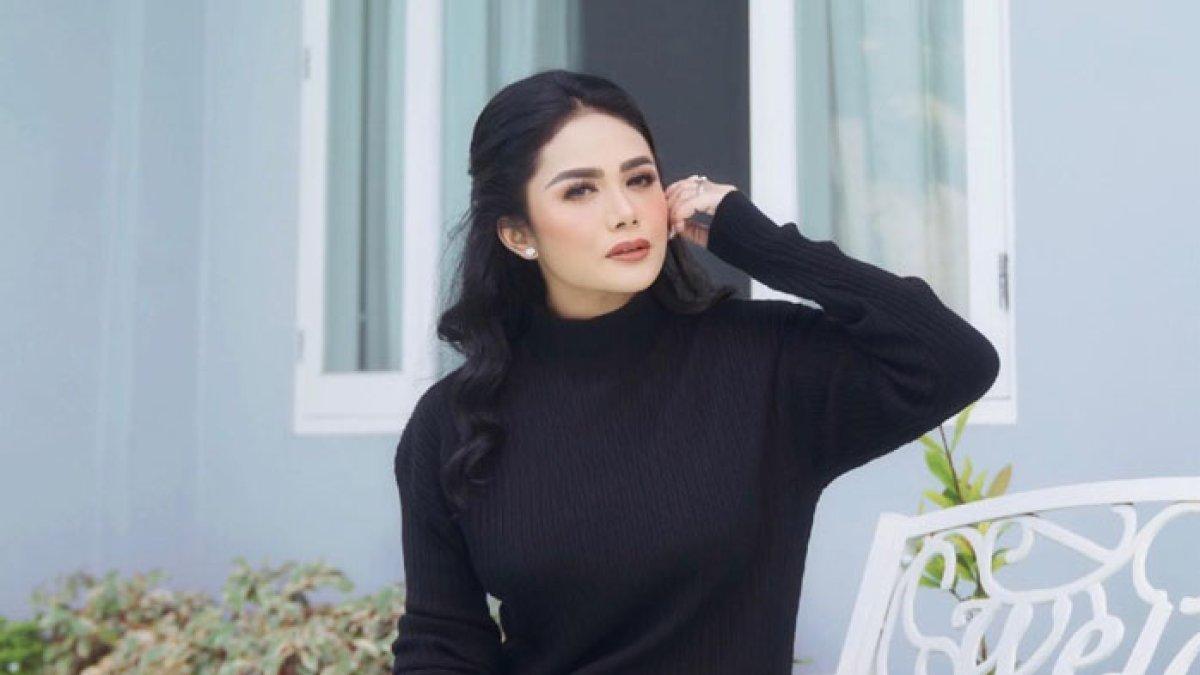 Krisdayanti (KD) menyampaikan ucapan selamat untuk Calon Wali Kota dan Calon Wakil Wali Kota Batu yang memperoleh suara tertinggi, Nurochman-Heli Suyanto di Pilwali Batu 2024.