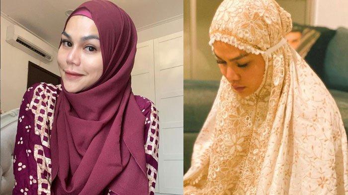 DJ Katty Butterfly saat kenakan hijab dan mukena.