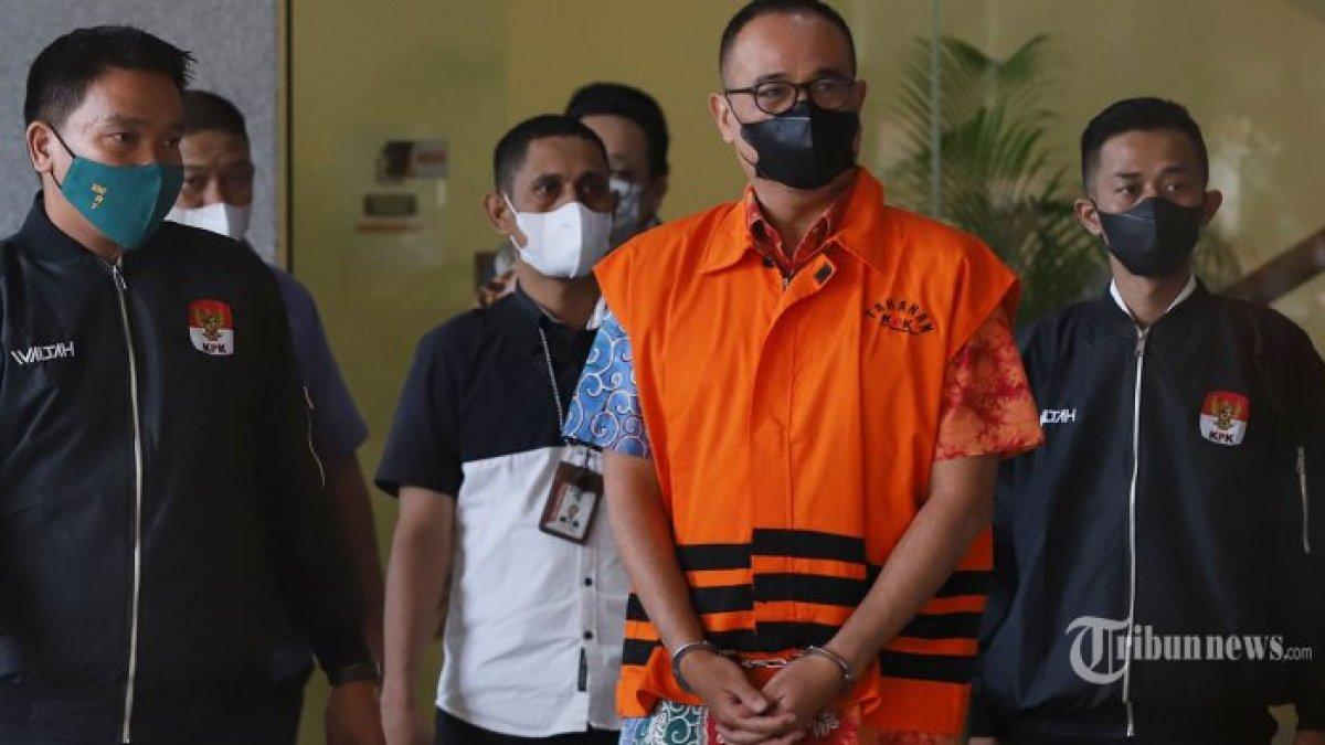 Eks pejabat Direktorat Jenderal Pajak (DJP), Kementerian Keuangan (Kemenkeu), Rafael Alun Trisambodo mengenakan rompi oranye tahanan Komisi Pemberantasan Korupsi (KPK) usai diperiksa sebagai tersangka di Gedung KPK Merah Putih, Kuningan, Jakarta Selatan, Senin (3/4/2023). Rafael Alun Trisambodo yang menjadi tersangka dalam kasus penerimaan gratifikasi akan ditahan selama 20 hari pertama terhitung sejak 3 April hingga 22 April 2023 di Rumah Tahanan (Rutan) KPK pada Gedung Merah Putih untuk kepentingan penyidikan nantinya.