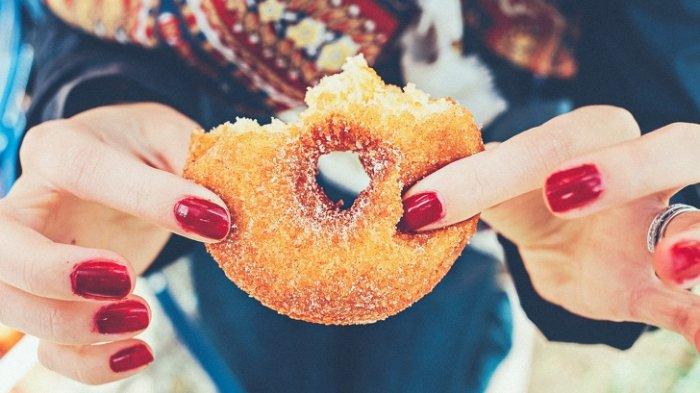 Hindari makanan dan minuman manis untuk menurunkan berat badan tanpa olahraga dan diet.
