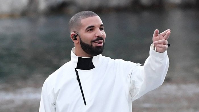 Wow! Drake Beri Kejutan pada Penggemarnya Saat Tampil di Tur Terbaru