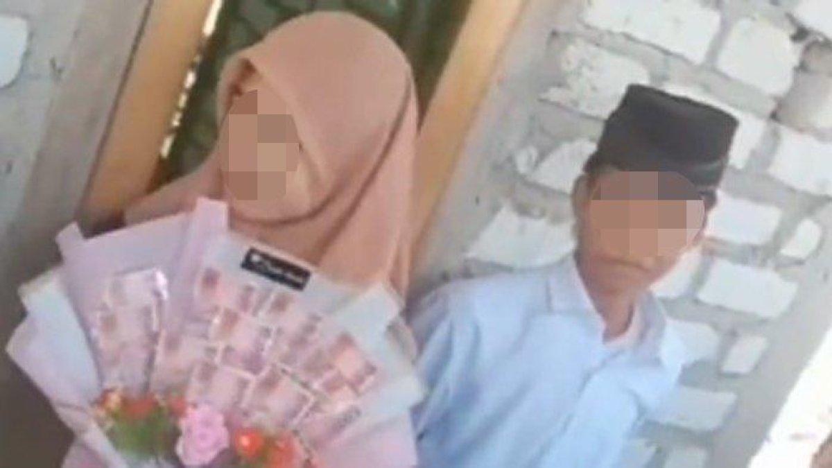 dua anak berdiri berdampingan seperti dua mempelai