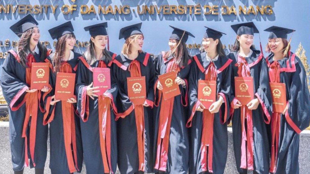 Duong Dinh Thuong memiliki 8 putri yang semuanya bergelar sarjana.