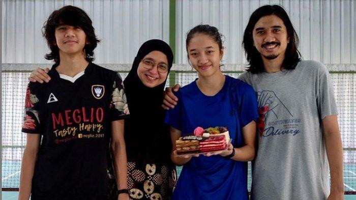 KESEDERHANAAN DUTA SO7 - Potret rumah tangga Duta Sheila On 7 dengan Adelia Lontoh begitu harmonis.