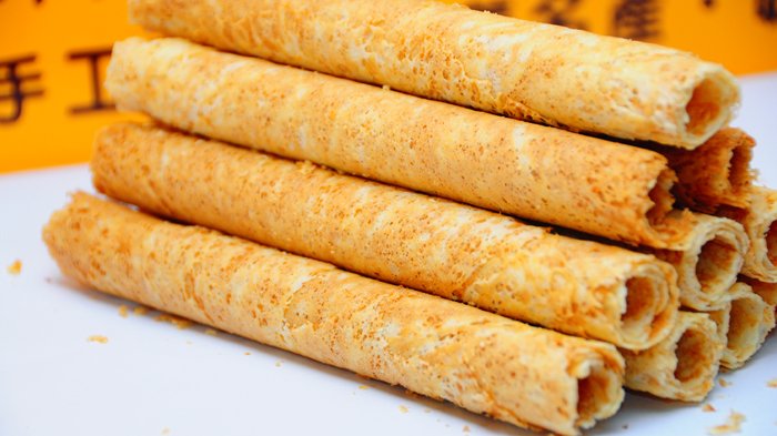 Ilustrasi camilan egg roll yang renyah.