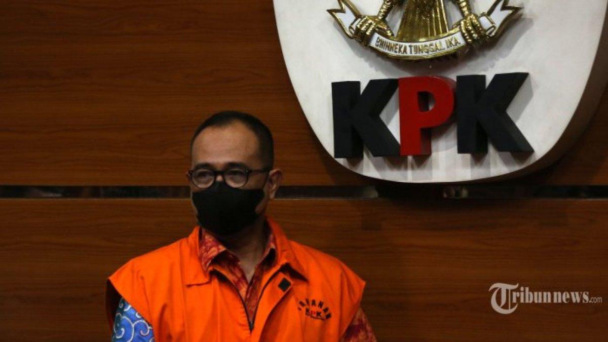Eks pejabat Direktorat Jenderal Pajak (DJP), Kementerian Keuangan (Kemenkeu), Rafael Alun Trisambodo dengan mengenakan rompi oranye tahanan Komisi Pemberantasan Korupsi (KPK) dihadirkan pada konferensi pers bersama Ketua KPK, Firli Bahuri di Gedung KPK Merah Putih, Kuningan, Jakarta Selatan, Senin (3/4/2023). Rafael Alun Trisambodo yang menjadi tersangka dalam kasus penerimaan gratifikasi akan ditahan selama 20 hari pertama terhitung sejak 3 April hingga 22 April 2023 di Rumah Tahanan (Rutan) KPK pada Gedung Merah Putih untuk kepentingan penyidikan nantinya