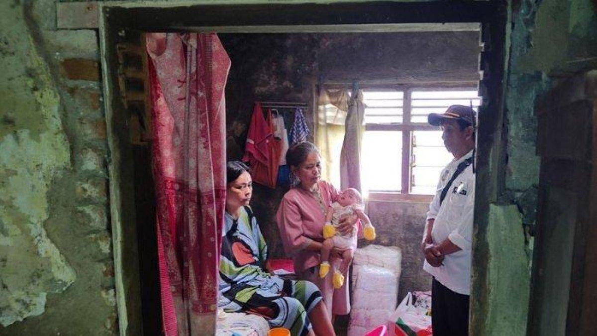 Ela (kiri) ibu difabel di Indramayu ditinggal suami setelah lumpuh pasca melahirkan.