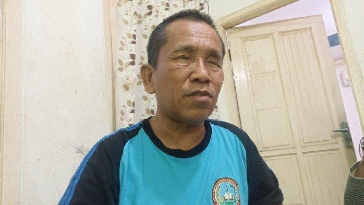 Eli Chuherli, guru SMKN di Karawang, kini mengalami kebutaan setelah disiram air keras oleh temannya yang sakit hati. Yang memprihatinkan, Eli tak bisa berobat karena BPJS menolaknya.