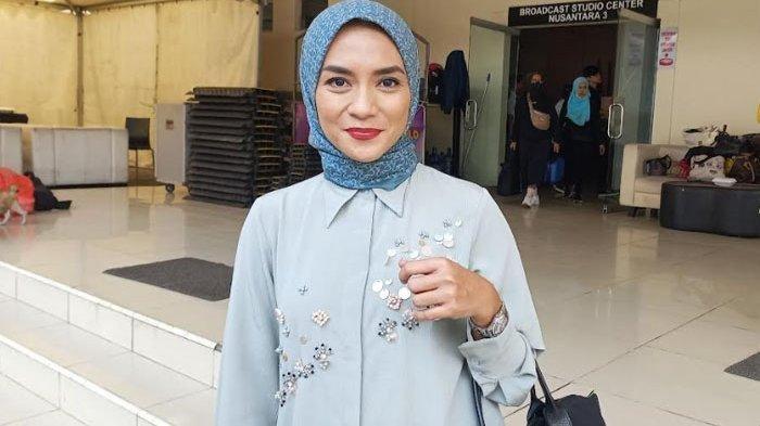 Enno Lerian curhat harus berurusan dengan pinjaman online alias pinjol.