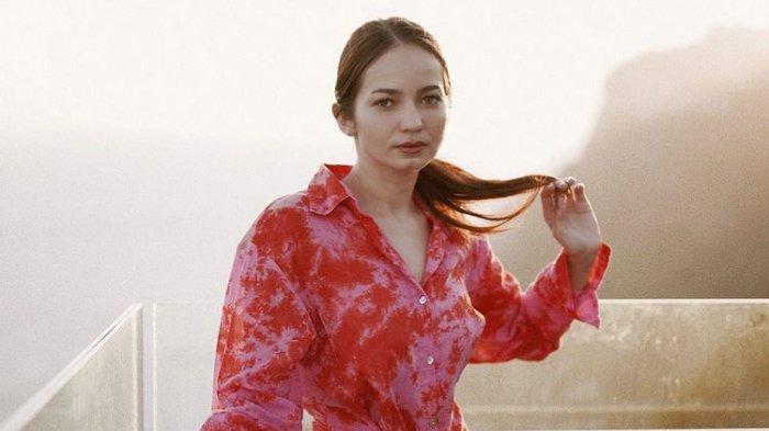 Enzy Storia curhat mengenai tasnya yang ditahan bea cukai