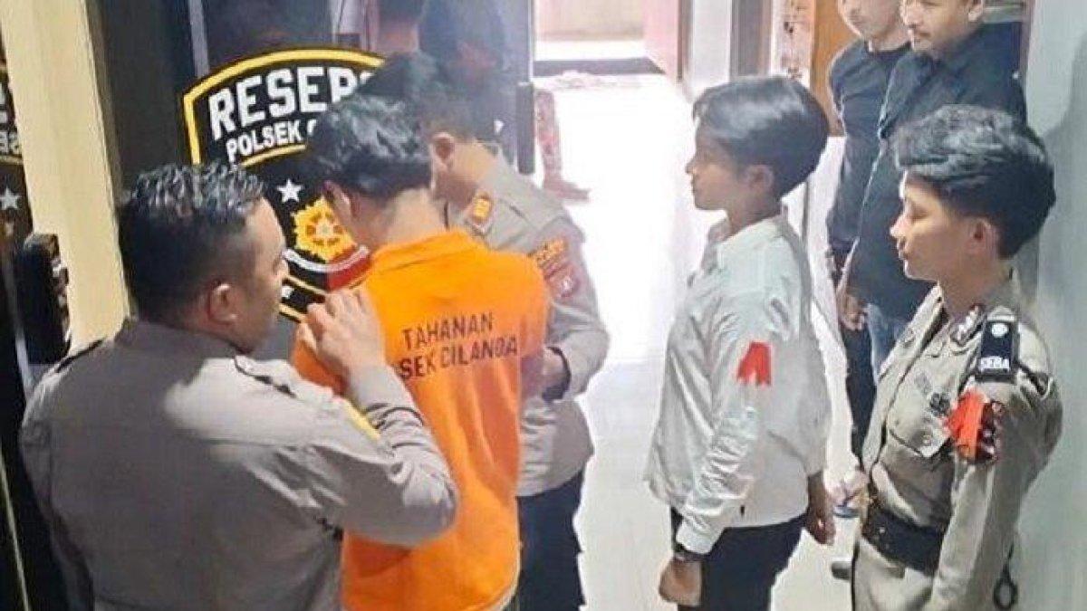 EP diamankan Polsek Cilandak setelah menganiaya pacarnya berinisial B (23) lantaran sakit hati pergoki kekasih selingkuh di sebuah indekos di wilayah Fatmawati, Cilandak, Jakarta Selatan, Senin (19/6/2023).