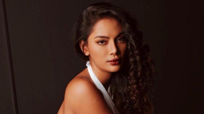 ERIKA BERBALIK DIHUJAT - Erika Carlina berbalik dihujat usai pengakuan lawasnya yang hobi 'ngebungkus' cowok.