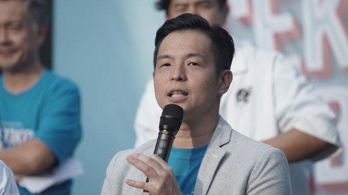 Ernest Prakasa mengunggah gambar serupa dengan Acha Septriasa dan Denny Cagur.