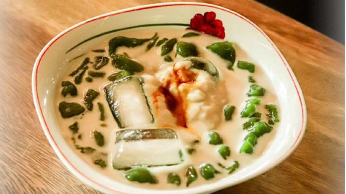 Inilah cara mudah membuat Es Cendol, minuman khas Bandung, Jawa Barat, kuncinya masak semua bahan cendol sampai meletup letup, sajikan dengan santan