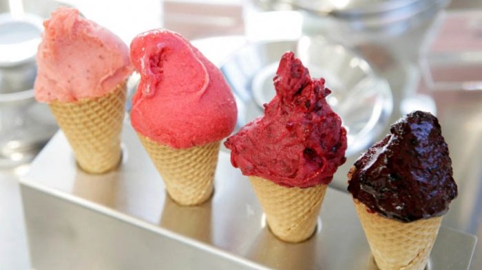 Makan makanan dan minuman beku seperti es krim dapat memicu rasa sakit yang parah dan menusuk di kepala.