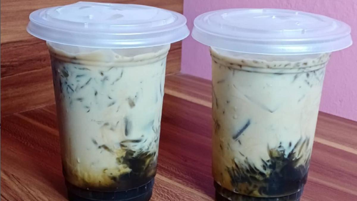 Inilah cara mudah membuat Es Cincau khas Bandung, Jawa Barat, kuncinya campur sirup dan santan secukupnya, sensasi segar dan manis pas di lidah
