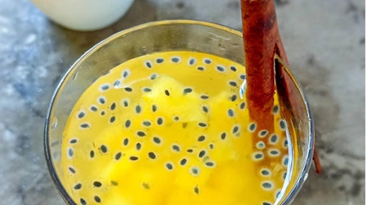 Inilah cara mudah membuat Es Setup Nanas khas Banyuwangi, kuncinya gunakan api kecil agar rasa tidak pahit, segarnya cocok jadi pelepas dahaga