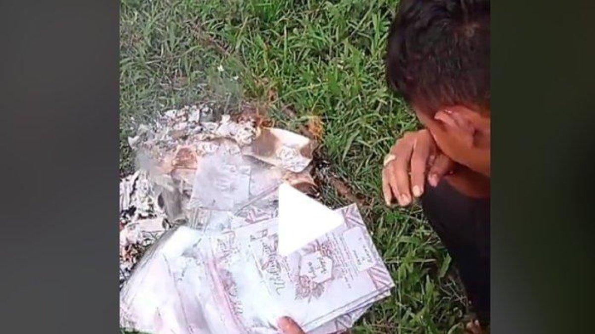 Fahmi menangis sambil membakar undangan pernikahannya dengan Anggi. Rencana pesta pernikahan akan dilakukan Sabtu (15/7/2023).