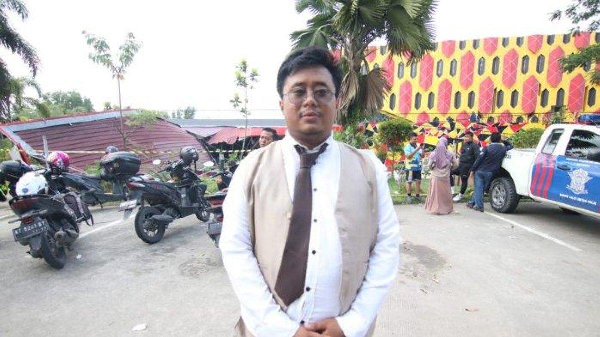 Fathur, mempelai pria di Balikpapan yang mendadak panik lantaran lokasi pernikahannya di Gedung Kesenian Balikpapan diseruduk truk tronton bermuatan barang, Sabtu (22/7/2023). Dirinya mengakui tidak memiliki firasat buruk sebelum menggelar pesta pernikahannya di Gedung Kesenian Balikpapan.