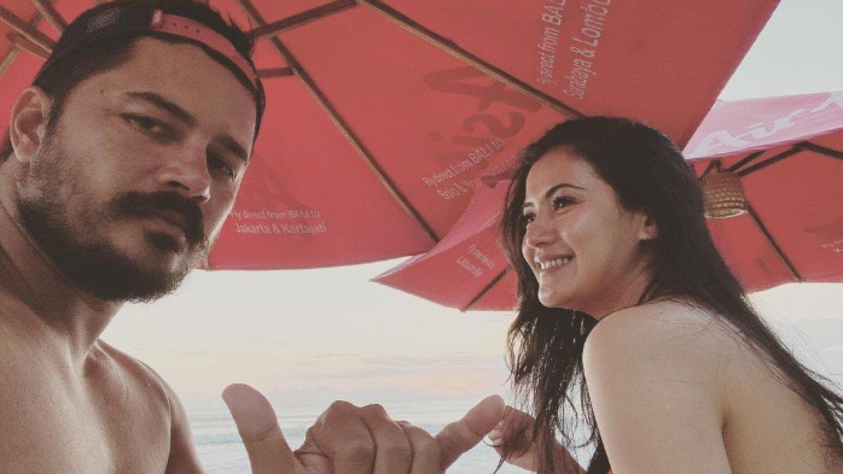 Fera Feriska liburan di pantai bersama suaminya Fatir Muchtar