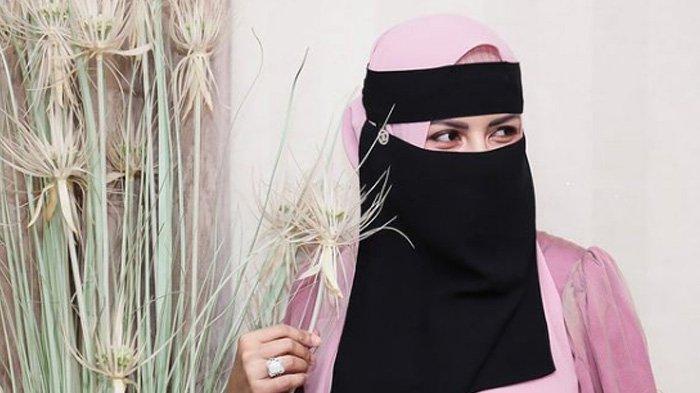 Five Vi memutuskan untuk berhijrah dengan mengenakan cadar sebagai bentuk komitmennya mendalami agama.