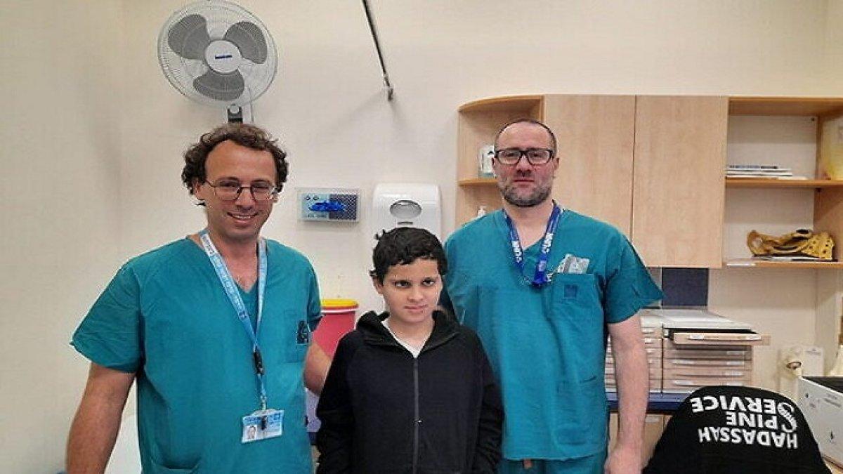 Foto Hassan bersama dokter di RS Hadassah Medical Center di Palestina.