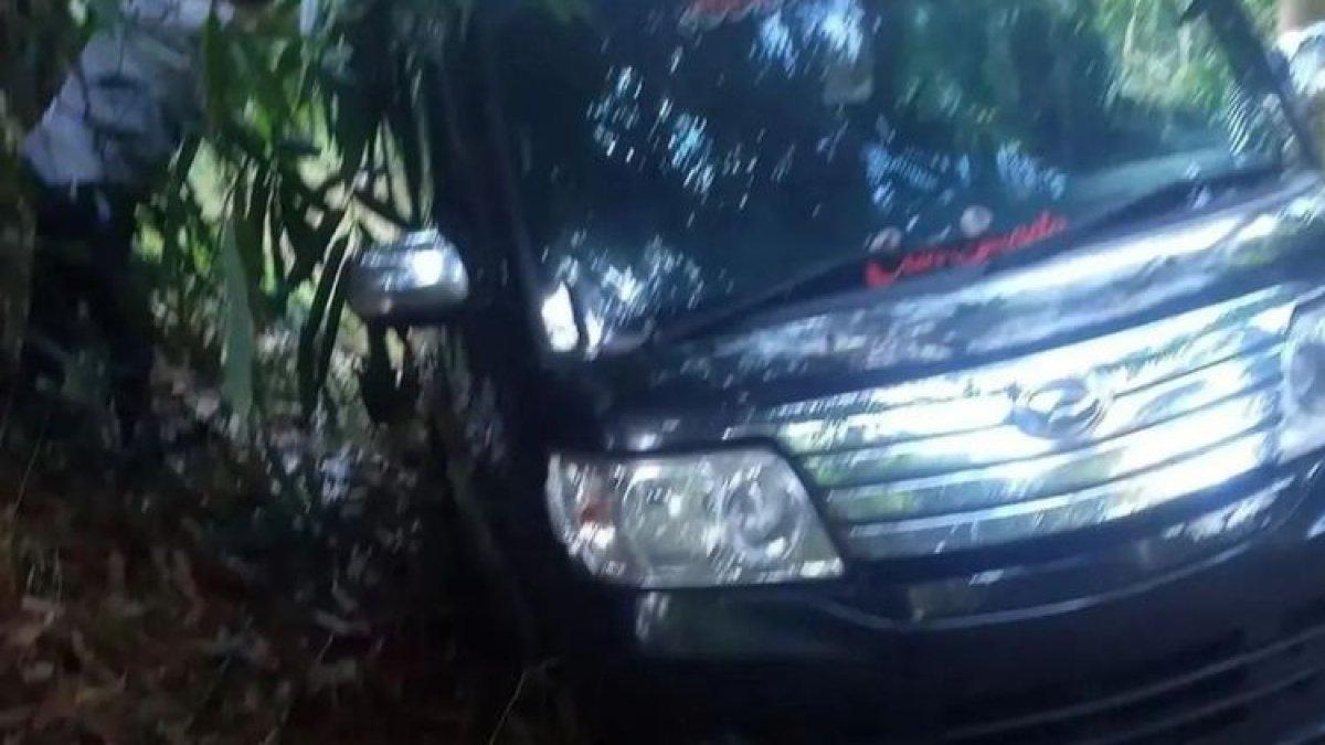Foto mobil wisatawan nyasar di Desa Papringan, Kecamatan Banyumas, Kabupaten Banyumas, Jawa Tengah.