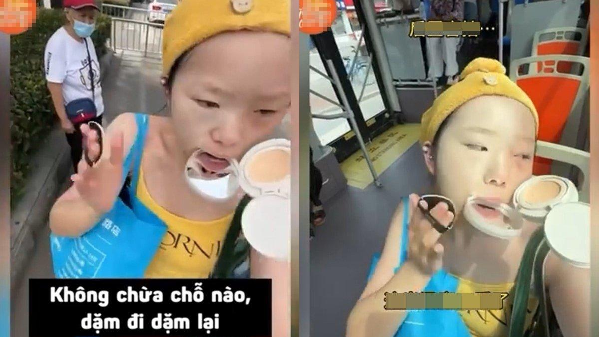 Gadis China berdandan sambil berjalan.