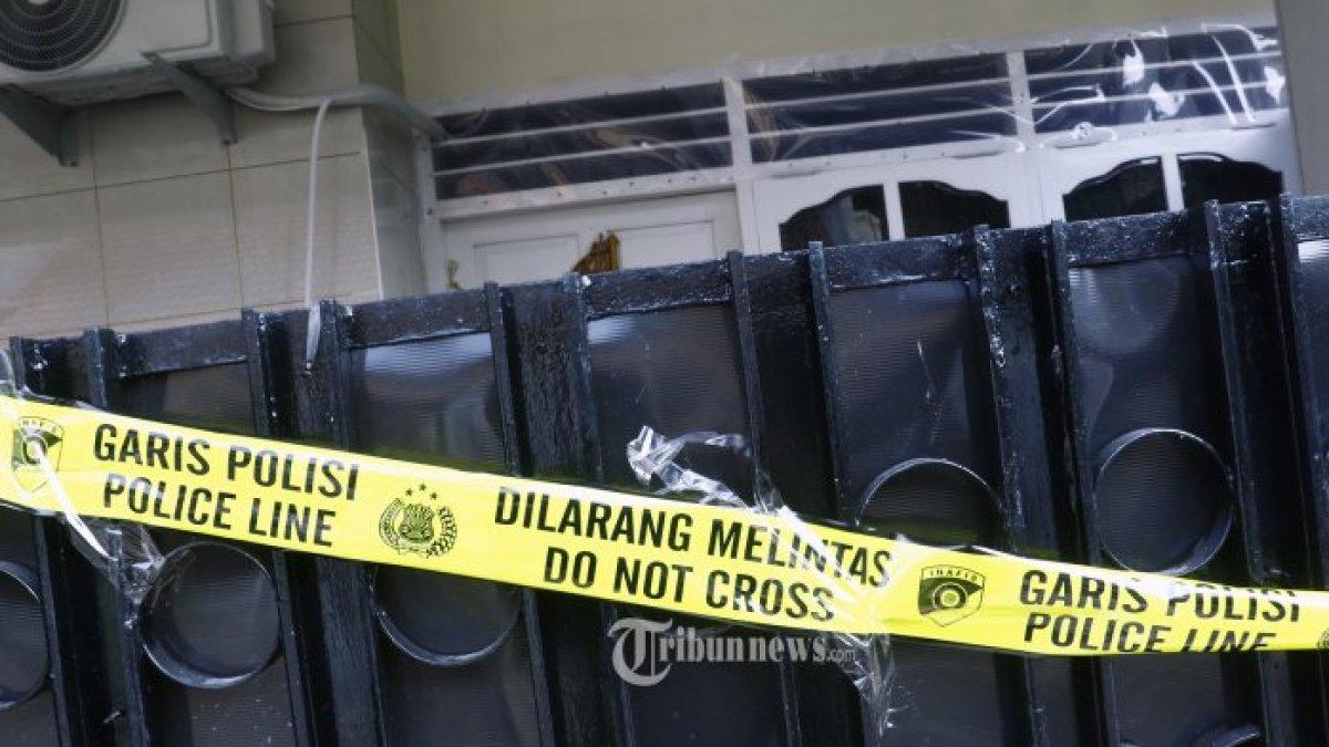 Garis polisi terpasang di rumah lokasi praktik klinik aborsi di kawasan permukiman Sumur Batu, Kemayoran, Jakarta Pusat, Jumat (30/6/2023). Terbongkarnya tempat praktek yang diduga sebagai tempat aborsi ini dari laporan warga yang curiga akan adanya aktivitas di lokasi tersebut, dan Polres Metro Jakarta Pusat telah berhasil membekuk tujuh orang pelaku termasuk satu eksekutor aborsi yang merupakan seorang ibu rumah tangga. Tak main-main, total perempuan yang sudah menggugurkan kandungannya di tempat itu berjumlah 50 orang dalam waktu satu bulan. Warta Kota/YULIANTO